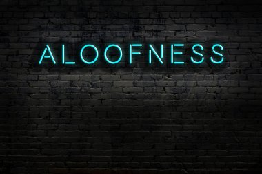 Geceleri duvarda neon levhası var. Yazıtsal uzaklık