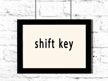 Siyah ahşap çerçeve, beyaz tuğla duvarda asılı olan yazıt kaydırma anahtarı. 