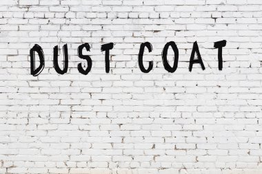 Beyaz tuğla duvara siyah boya ile yazılmış bir toz bezi..