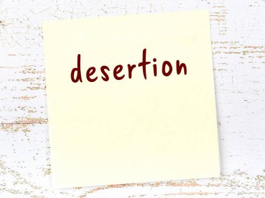 Firar hakkında hatırlatma kavramı. Tahta duvarda üzerinde yazı olan sarı yapışkan kağıt.