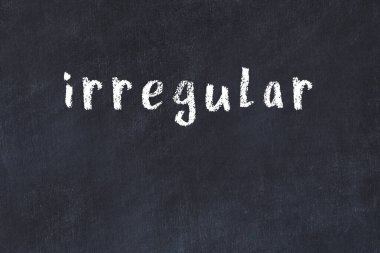 Siyah masadaki tebeşir el yazısı düzensiz