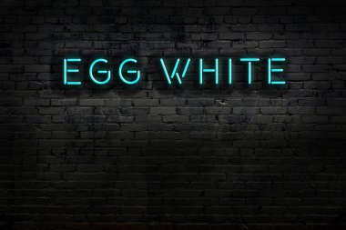 Geceleri duvarda neon levhası var. Yazıt yumurta beyazı