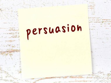 Tahta duvardaki sarı yapışkan notta el yazısıyla yazılmış ikna yazısı var.