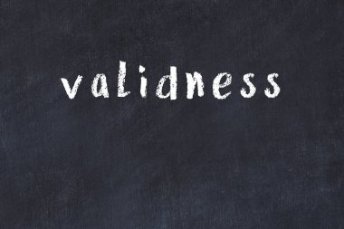 Tebeşir elle yazılmış yazı geçerliliği siyah masanın üzerinde