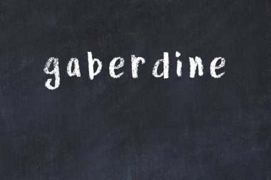 Tebeşir el yazısıyla yazılmış gaberdin, siyah masanın üstünde.