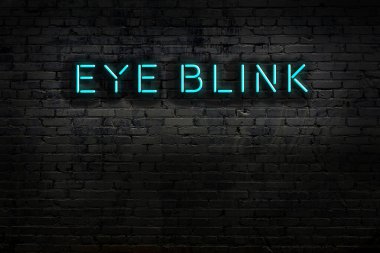 Geceleri duvarda neon levhası var. Yazı göz kırp