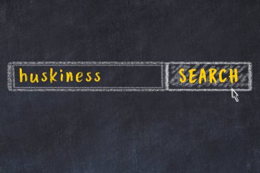 Siyah karatahtaya arama motoru çiziliyor. Kabukluları arama kavramı