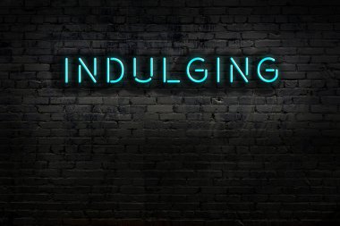 Geceleri duvarda neon levhası var. Yazıt hoşgörüsü