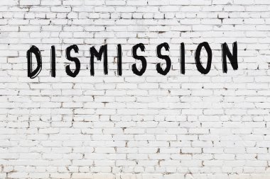 Üzerinde siyah boya olan beyaz tuğla bir duvar.