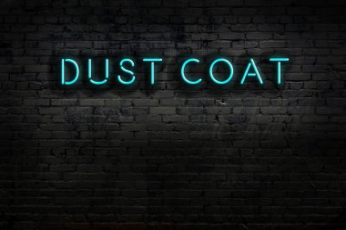 Geceleri duvarda neon levhası var. Yazıt tozu ceketi.