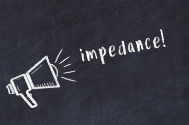 Hoparlör çizimi ve yazıt empedanslı siyah karatahta