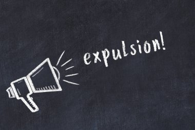 Hoparlörün tebeşir çizimi ve siyah masanın üzerine el yazısıyla yazması atılma