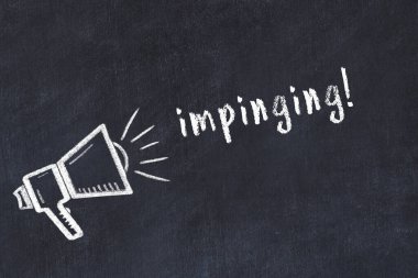 Hoparlörlerin tebeşir çizimi ve siyah masaya bastırılmış el yazısı.