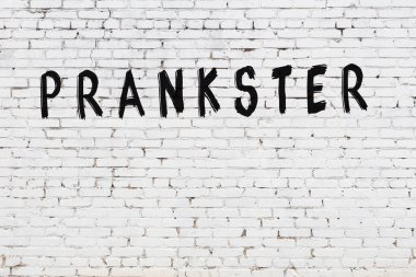 Beyaz tuğla duvara siyah boya ile yazılmış bir şaka..