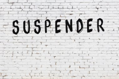 Beyaz tuğla duvara siyah boya ile yazılmış yazı askısı.