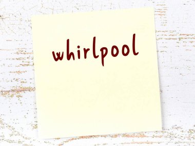 Girdap hakkında hatırlatma kavramı. Tahta duvarda üzerinde yazı olan sarı yapışkan kağıt.