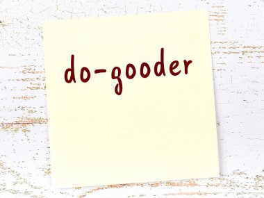 Ahşap duvardaki sarı yapışkan notta el yazısıyla yazılmış iyilik notu var.