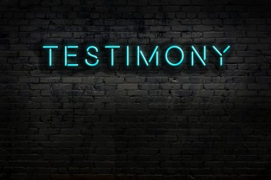 Geceleri duvarda neon levhası var. Yazı ifadesi