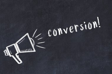 Hoparlörün tebeşir çizimi ve siyah masanın üzerine el yazısı yazması yazması çeviri