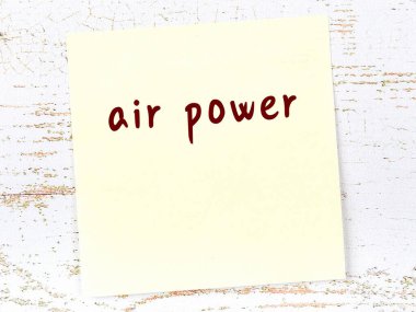 Tahta duvardaki sarı yapışkan notta el yazısıyla yazılmış hava gücü.