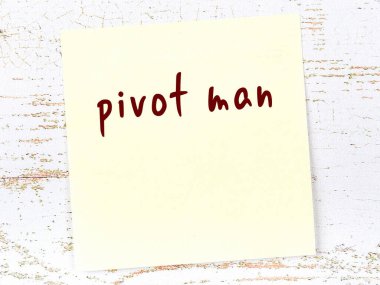 Pivot Adam 'ı hatırlatma kavramı. Tahta duvarda üzerinde yazı olan sarı yapışkan kağıt.