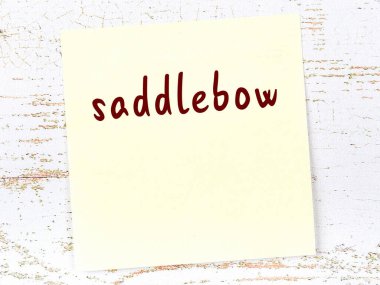 Eyer yayı hakkında hatırlatma kavramı. Tahta duvarda üzerinde yazı olan sarı yapışkan kağıt.