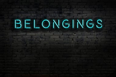 Geceleri duvarda neon levhası var. Yazıt eşyalar