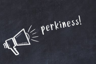 Hoparlör çizimi ve yazıt canlılığı olan siyah karatahta.