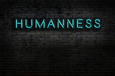 Geceleri duvarda neon levhası var. Yazıt insanlığı