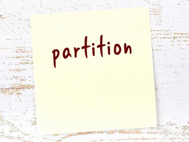 Bölünmeyi hatırlatma kavramı. Tahta duvarda üzerinde yazı olan sarı yapışkan kağıt.