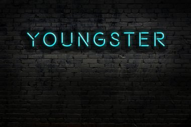 Geceleri duvarda neon levhası var. Yazıt çocuğu.