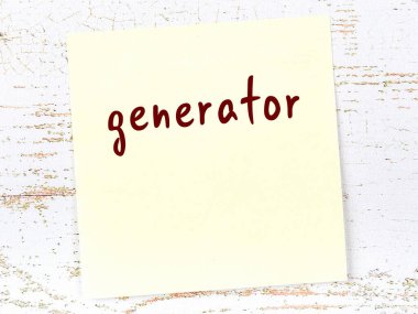 Jeneratör hakkında hatırlatma kavramı. Tahta duvarda üzerinde yazı olan sarı yapışkan kağıt.