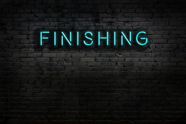 Duvara yazı yazan neon levhası. Gece görünümü