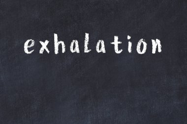 Siyah masaya elle yazılmış tebeşir solumuş.