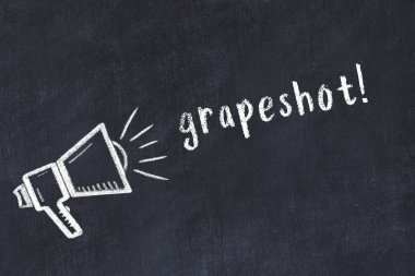 Hoparlör çizimli ve üzümlü kara karatahta.