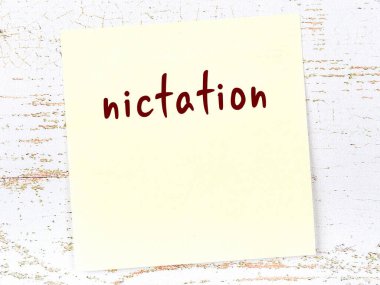 Ahşap duvardaki sarı yapışkan notta el yazısıyla yazılmış nikah var.