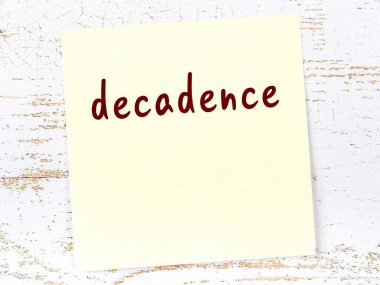 Tahta duvardaki sarı yapışkan notada el yazısıyla yazılmış bozulma var.