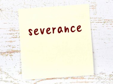 Kıdem tazminatını hatırlatma kavramı. Tahta duvarda üzerinde yazı olan sarı yapışkan kağıt.