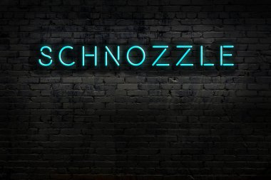 Geceleri duvarda neon levhası var. Yazıt burnu