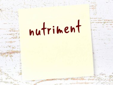 Beslenme hakkında hatırlatma kavramı. Tahta duvarda üzerinde yazı olan sarı yapışkan kağıt.