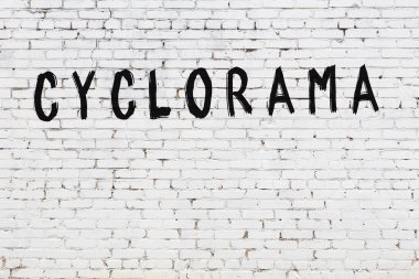 Beyaz tuğla duvara siyah boya ile yazılmış bir siklonama..