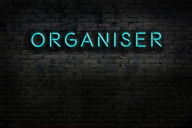 Geceleri duvarda neon levhası var. Yazı düzenleyici