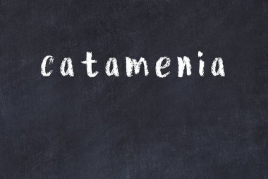 Üzerinde el yazısı katamenisi olan bir kolej tahtası.