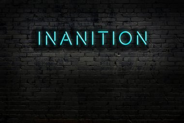 Duvara yazı yazılmış neon levhası. Gece görünümü