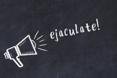 Hoparlörün tebeşir çizimi ve el yazısıyla yazılmış yazı siyah masaya boşalıyor