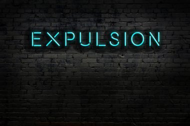 Geceleri duvarda neon levhası var. Yazı kovulması