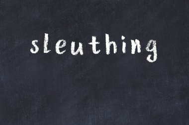 Üzerinde el yazısıyla yazması hafiyelik olan üniversite yazı tahtası.