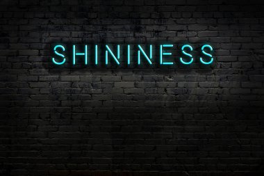 Geceleri duvarda neon levhası var. Yazıt parlaklığı