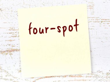 Tahta duvardaki sarı yapışkan notta el yazısıyla yazılmış dört nokta var.