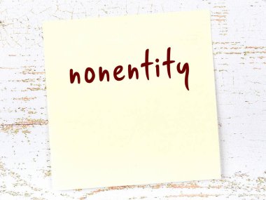 Tahta duvardaki sarı yapışkan notta el yazısıyla yazılmış bir şey yok.